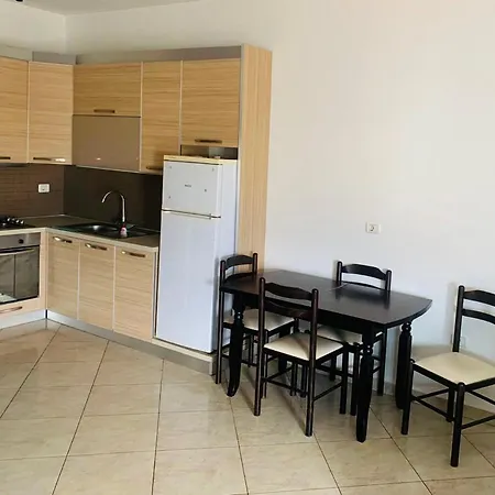 H Apartment *